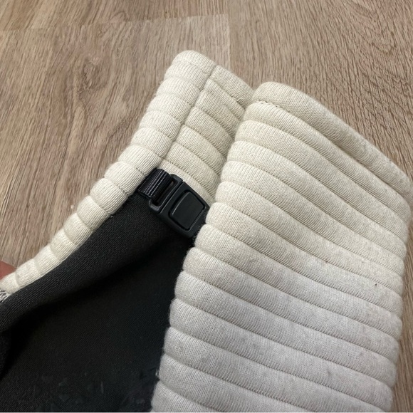 The North Face Cream and Grey Gloves - Picture 5 of 5